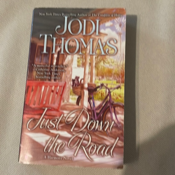 📚2/$14; 3/$16; 4/$18; 5/$20 ADD $2 for any additional books! ENJOY📚📚📚 - Picture 1 of 7